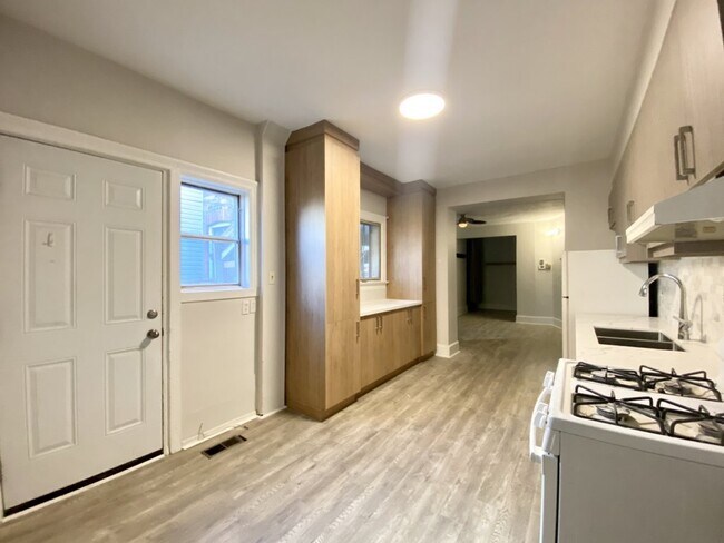 Photo - 1078 College St Unit Main