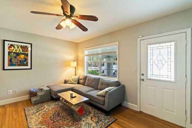 Photo - 548 NE 9th Ave