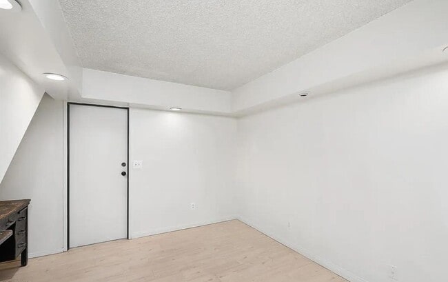 Building Photo - 137 N Oak Knoll Ave