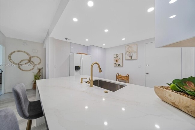 Photo - 2100 S Ocean Dr Unidad 5B