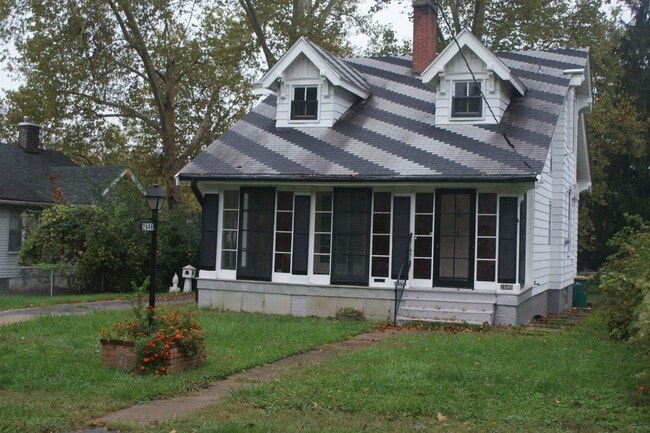 Building Photo - Price Reduction 3 bedroom  2 bath Historic Home in Jennings