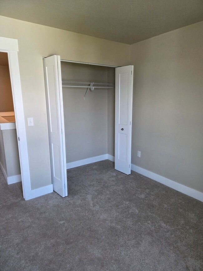 Photo - 3 Bed 2.5 Bath Townhome | Peaceful Locatio...