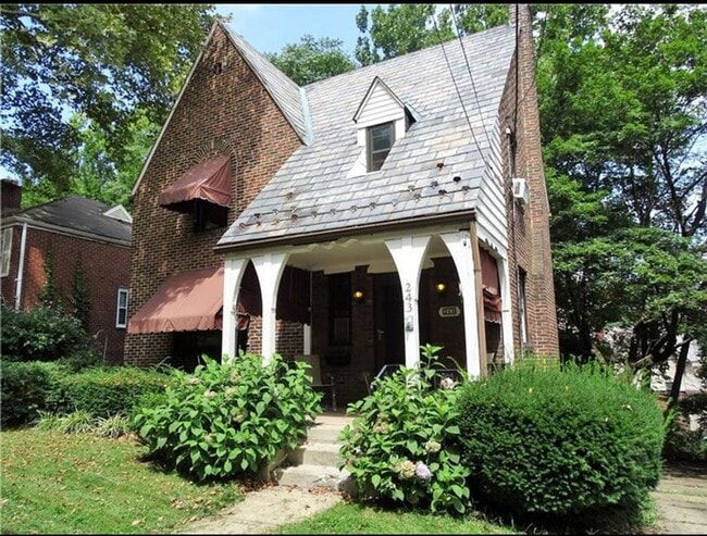 Building Photo - Beautiful 3 bedroom, 1.5 Bath in Mt. Lebanon!!