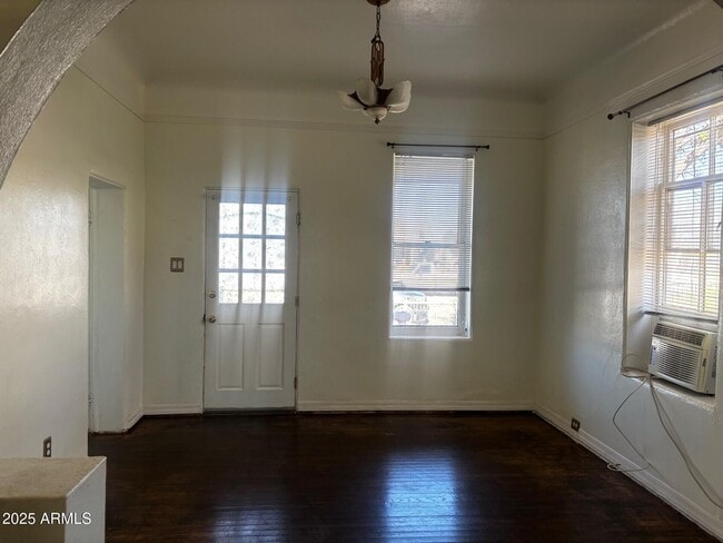 Photo - 823 E 17th St