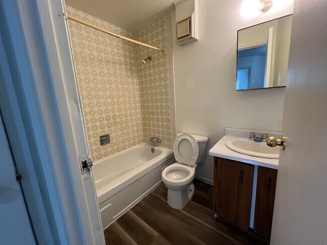 Photo - 2 Bedroom 1 Bath Upper Level Apartment available in Mississauga Unit 177