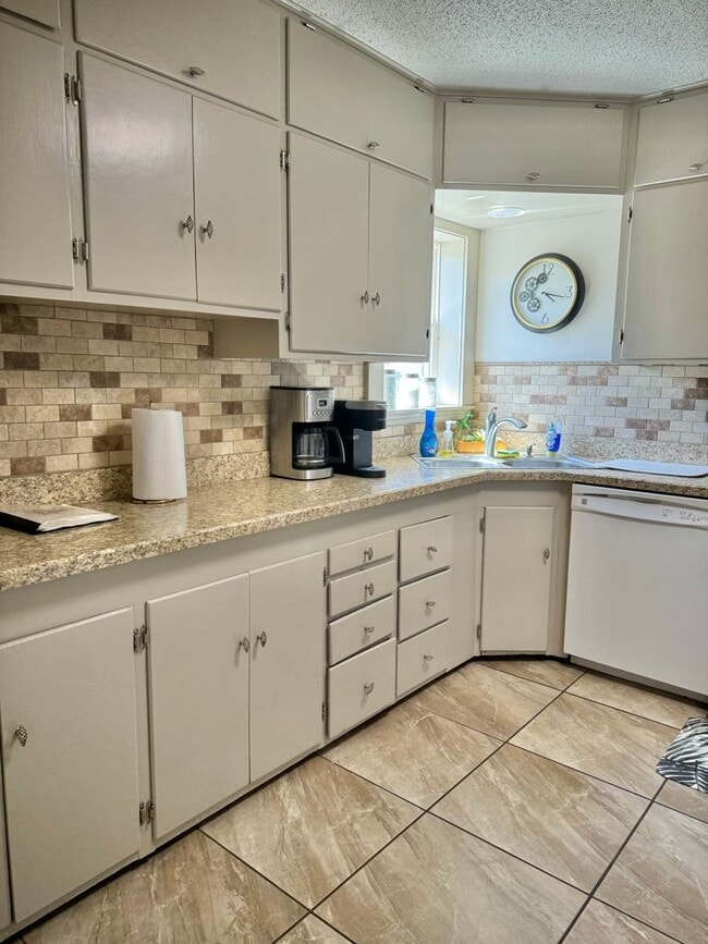 Photo - Available Now ! Unfurnished $1600.00 or Fully furnished $2000.00