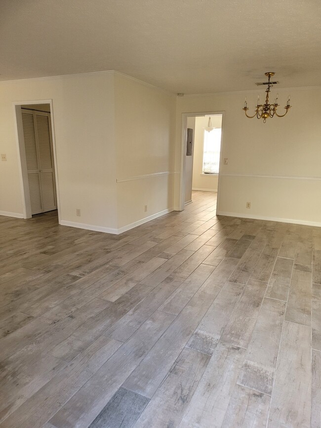 Building Photo - 255 Mayflower Ln N Unit 255