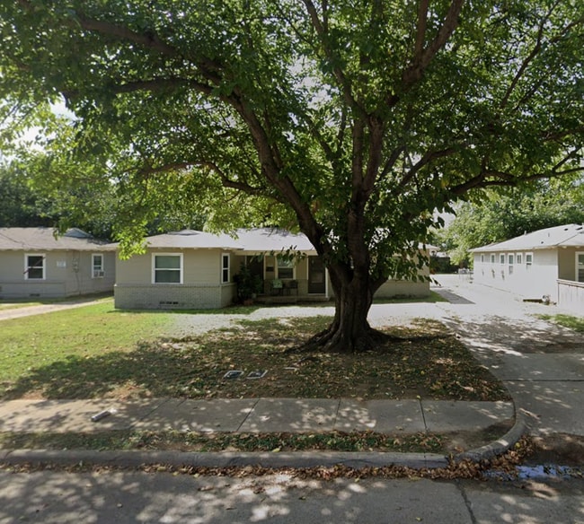 Building Photo - 702 Sunny Ln