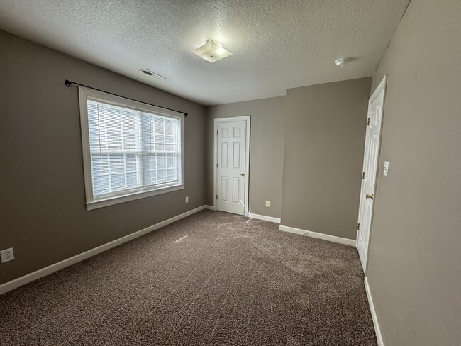 Photo - 302 Streamwood Dr