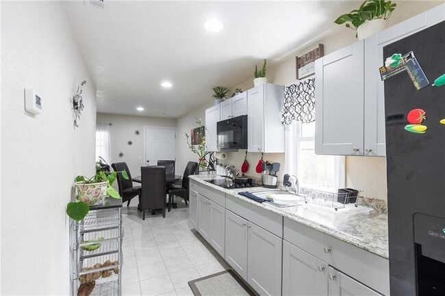 728 Saybrook Cir NW