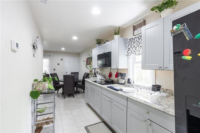 Photo - 728 Saybrook Cir NW