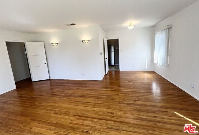 Photo - 14013 Addison St