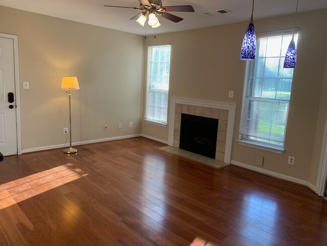 Living room - 20303 Beechwood Ter Unit 103