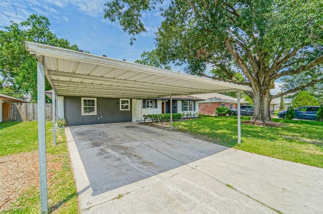 Photo - 2605 Leslie St