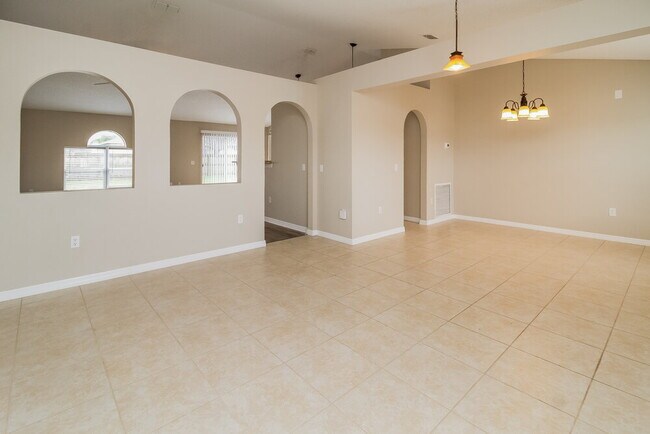 Photo - 816 Jarnac Dr