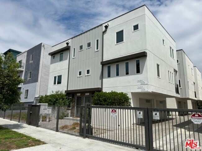 Building Photo - 5228 Satsuma Ave Rental