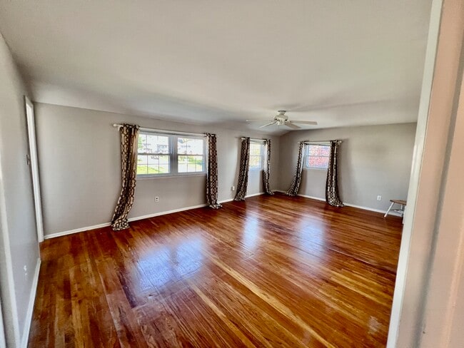 Photo - 918 Rockwell Rd