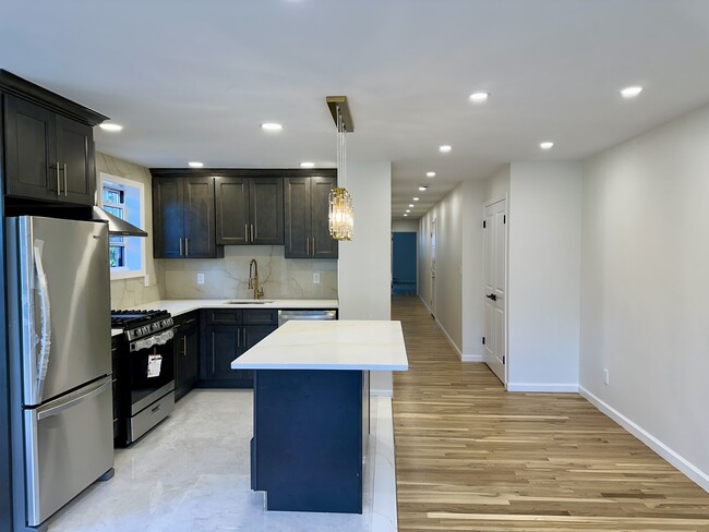 Building Photo - 6917 43rd Ave Unit #2 Rental