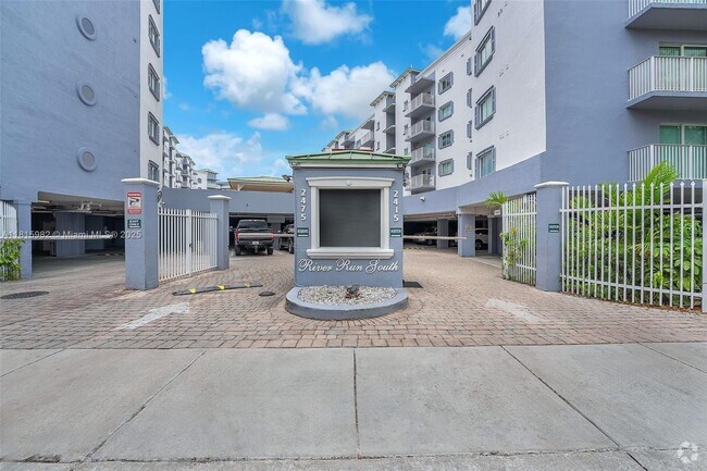 Building Photo - 2415 NW 16th Street Rd Unit 412-1 Rental