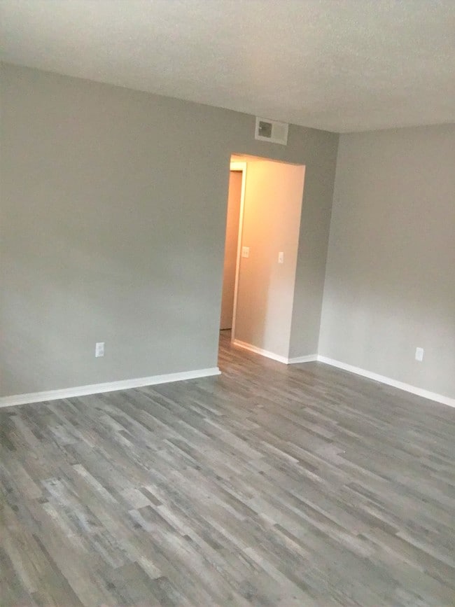 Western Oaks Apartments - Western Oaks Apartments