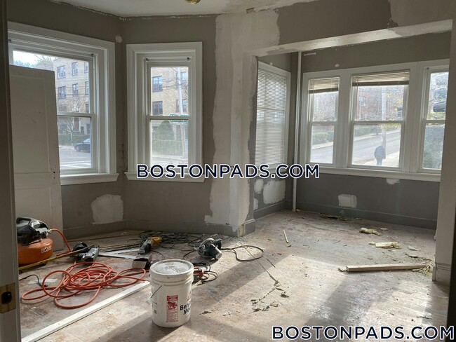 Building Photo - 248 Kelton St Rental