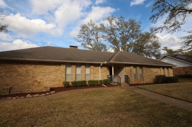 Available Now! Spacious 4 Bed/3 Bath Home ... - Available Now! Spacious 4 Bed/3 Bath Home ...