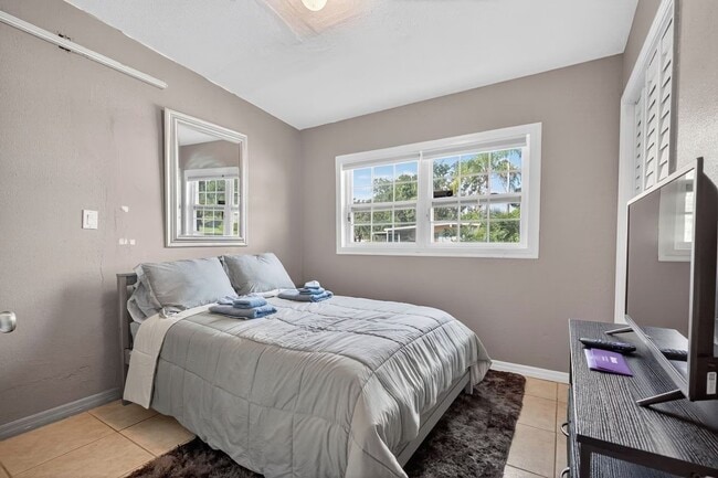 Photo - 911 26th St Ct E