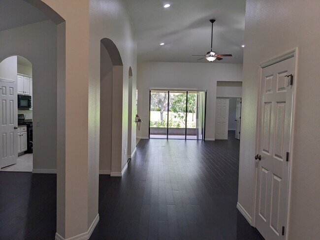 Foyer - 12664 Cara Cara Loop
