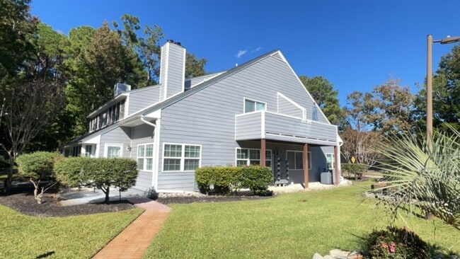 Building Photo - This 2 bedroom/1.5 bath condo has it all!