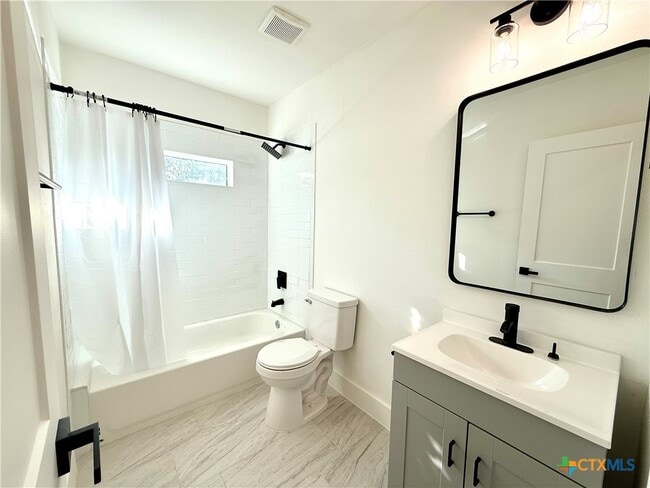 Building Photo - 2204 W San Antonio St Unit 5