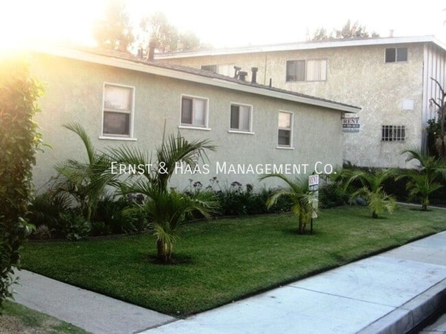 4510 1/2 N. Lakewood Blvd.- - 4510 1/2 N. Lakewood Blvd.- Apartment