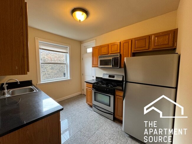 Building Photo - 2440 N Hamlin Ave Unit 2B