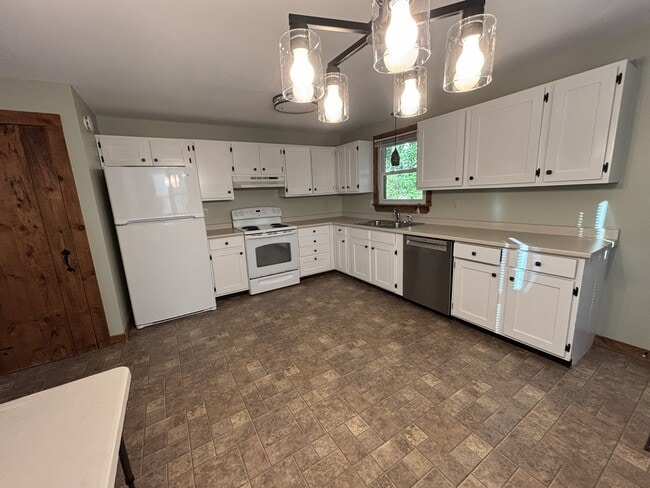 Building Photo - 2 Linda Ln Unit 3