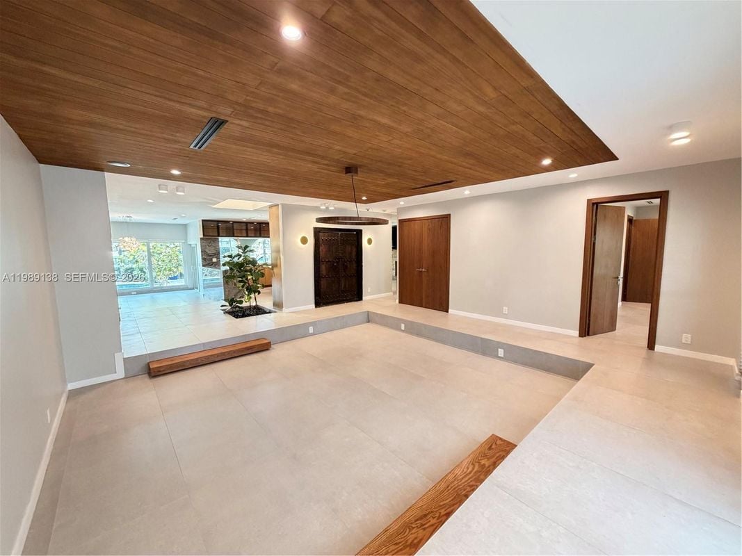 Photo - 3200 NE 165th St