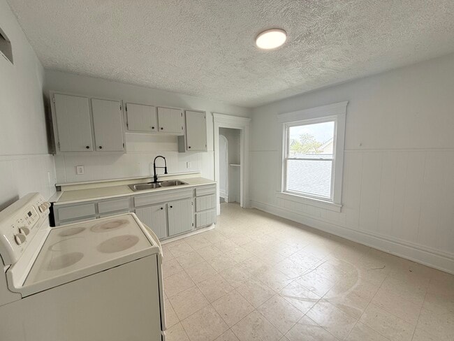 Photo - 343 Cedar Ave Unit Upper