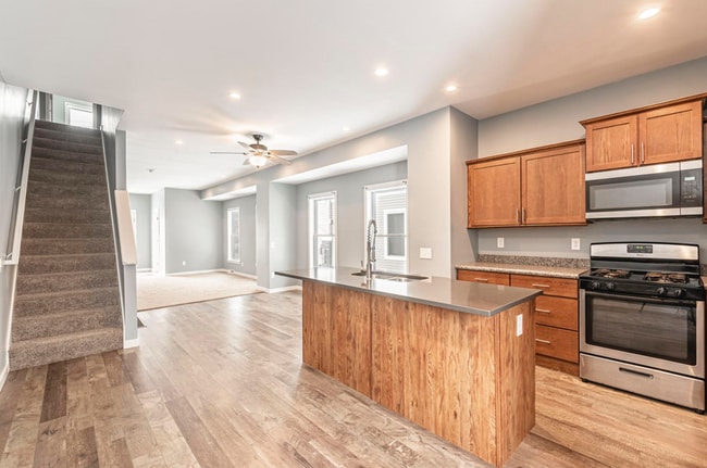Photo - 737 Bates St SE