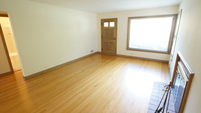 Photo - 1229 Middlebury Ln