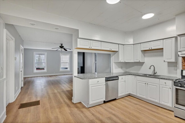 Photo - "Charming 2-Bedroom Retreat on Saratoga Av... Unit 1N