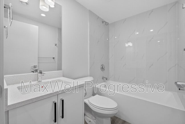 Photo - 10821-10112 112 St NW
