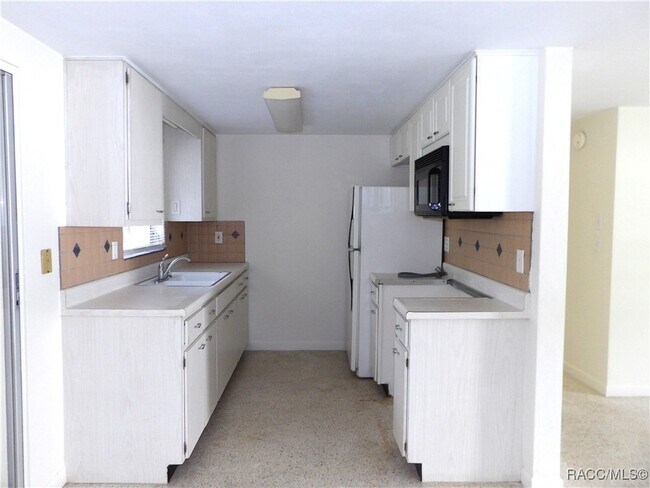 Photo - 8 E Golden St