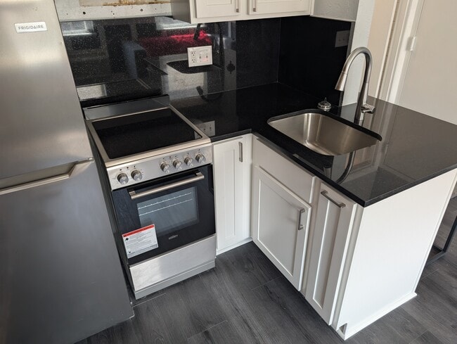 Photo - 5527 Howe St