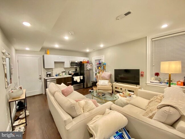 Photo - 2010 Walnut St Apartment Unit B02
