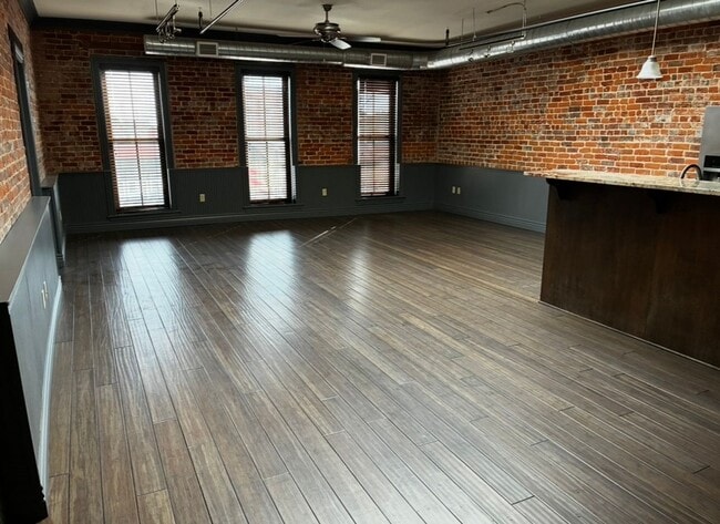 Building Photo - The Breezeway Apartments Unit 203