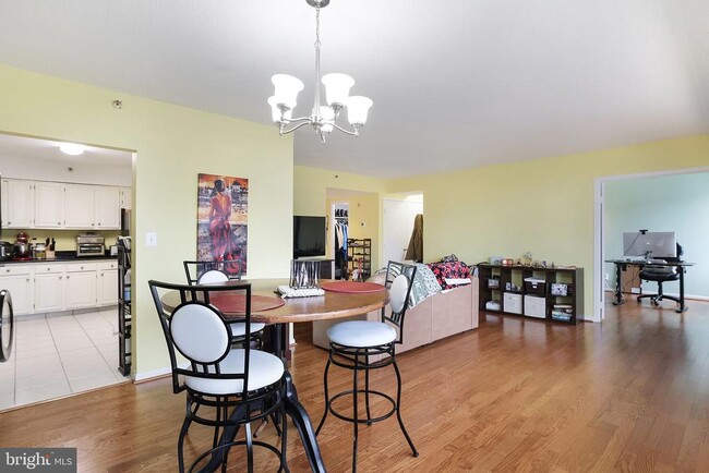 Photo - 3713 S George Mason Dr Unidad 1011