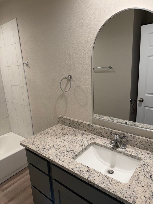 bathroom - 1014 N Plum St