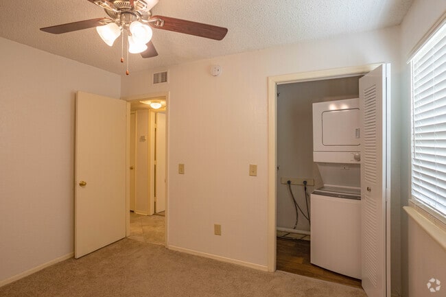 2BR, 1BA - 825SF
