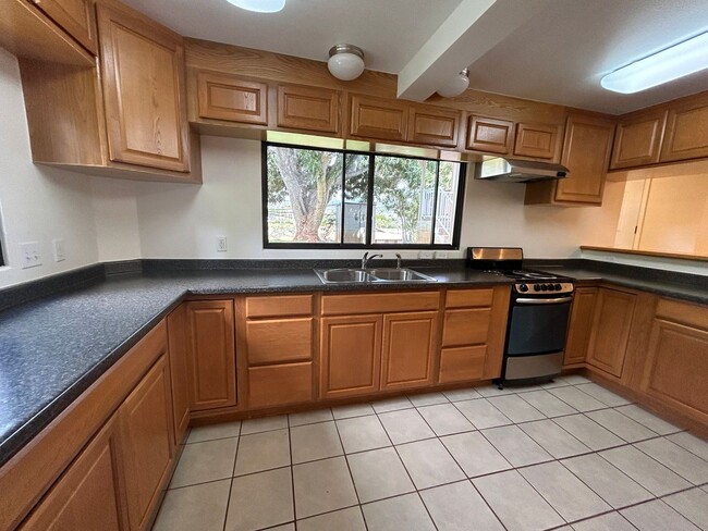 Building Photo - Split ACs! 3 Bathrooms! Indoor Laundry! Rental