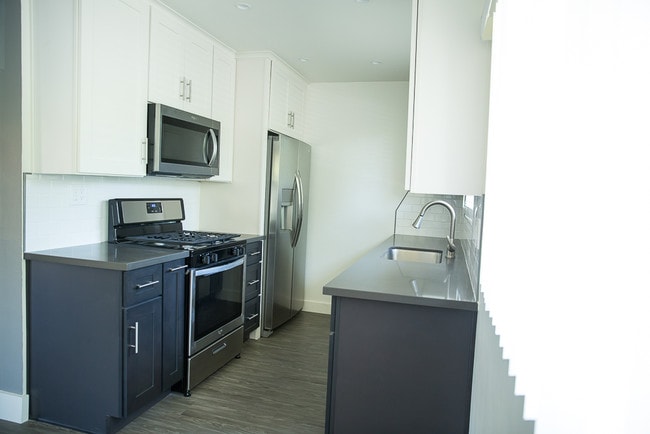 Kitchen w stainless steel appliances - 95 N. Michigan Ave. Apartments