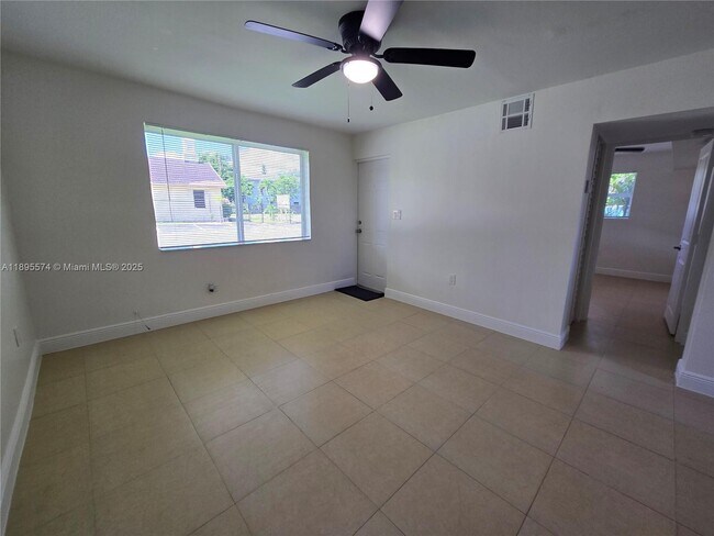 Photo - 716 NW 14th Way Unidad A