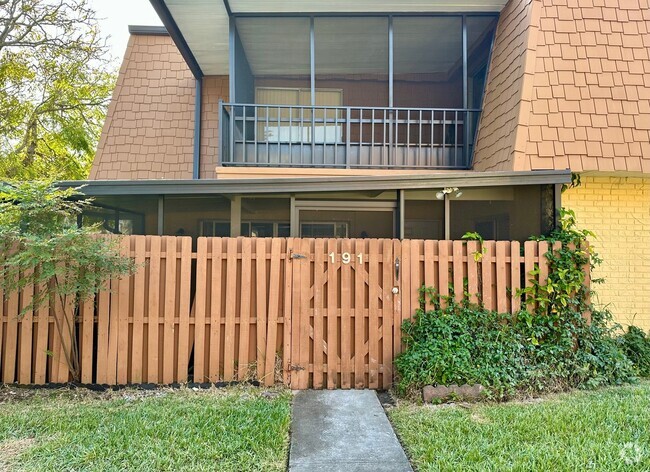 Building Photo - Fully Remodeled 2/2 Townhome in Central Po...